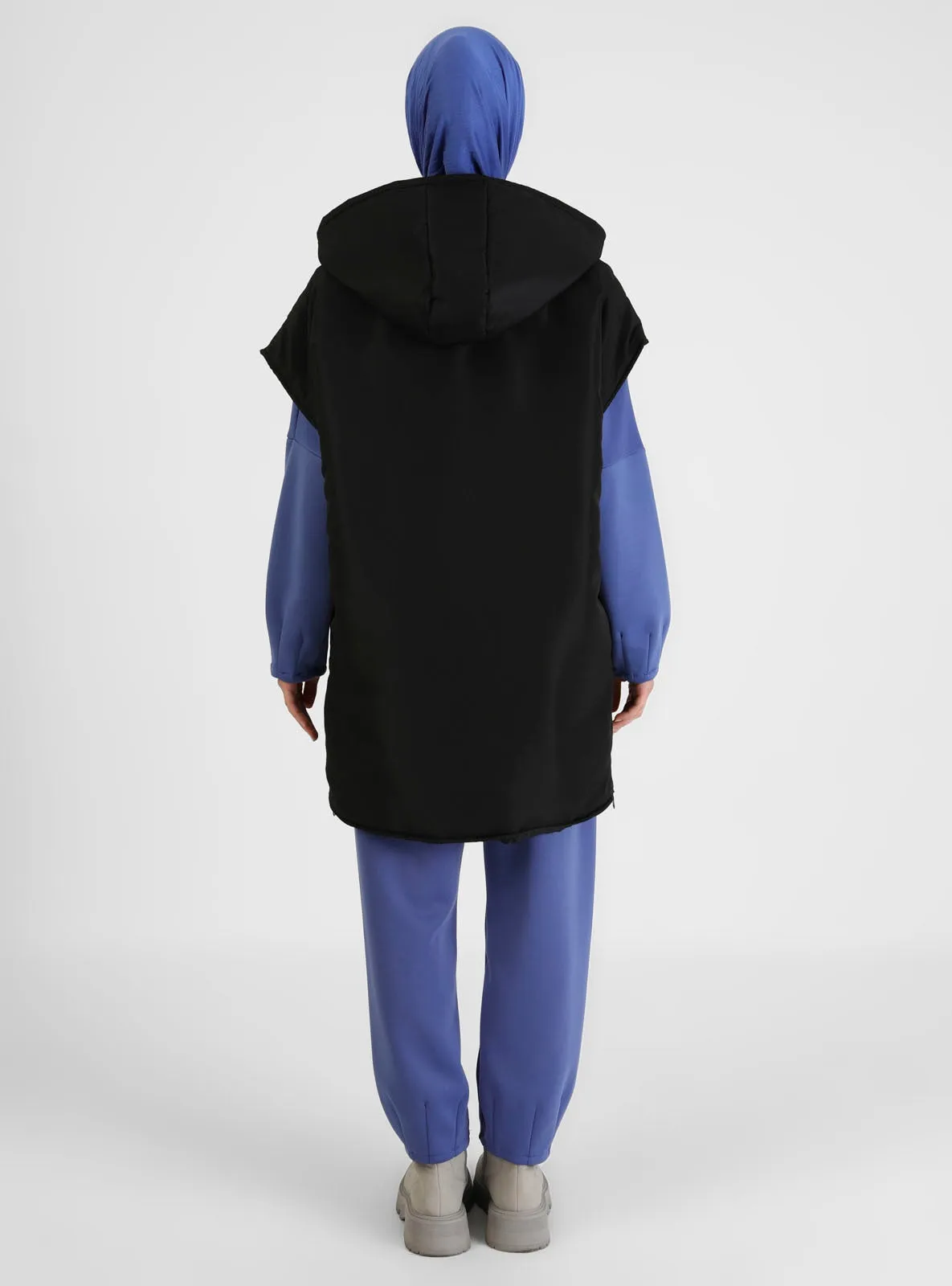 Fiber Filled Fenced Capused Vest -